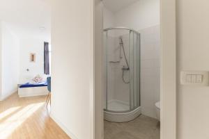 萨格勒布Niva Rooms & Studio Apartment的带淋浴和卫生间的浴室