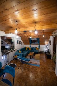 博尔Vila Jezerski raj的客厅设有蓝色的沙发和木制天花板。