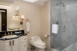 纽约曼哈顿俱乐部酒店的一间带卫生间和玻璃淋浴间的浴室