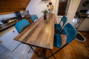 博尔Vila Jezerski raj的厨房里配有一张带蓝色椅子的木桌