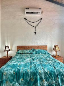 奥隆La Cabaña de Victor的一间卧室配有一张带家具床铺