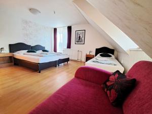班斯卡-比斯特里察阿尔科索旅馆的一间带两张床和一张沙发的客厅