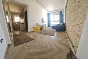 亚历山大شقة فاخرة مكيفة تري البحر مباشرة的客厅设有硬木地板和沙发