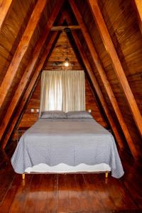 皮萨拉斯Chalé Sunset的小木屋阁楼上的一张床位