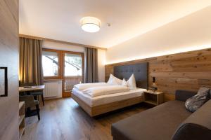 维皮泰诺顿内尔瓦尔德勒酒店的配有一张床和一张书桌的酒店客房
