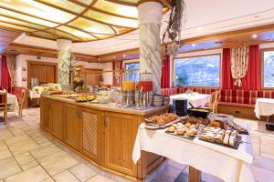 维皮泰诺顿内尔瓦尔德勒酒店的在餐厅里享用自助餐,那里提供许多食物