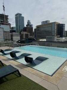 Seize the Extraordinary Elevate Your Lifestyle in Downtown Austin's Pinnacle Penthouse Paradise内部或周边的泳池