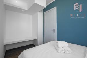 塞萨洛尼基V1 Penthouse, Nilie Hospitality MGMT的一间卧室配有带毛巾的床