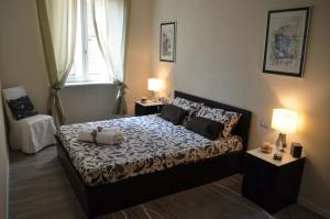 帕尔马Heart of Parma的一间卧室配有一张带两张桌子和两盏灯的床。