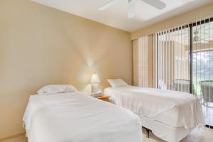 唯客乐渡假村Waikoloa Fairways C119的带窗户的客房内的2张白色床