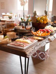 迪亚曼蒂纳Hotel Estilo de Minas的自助餐,餐桌上有许多不同类型的食物