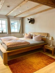 巴特赫尔斯费尔德Gästehaus Keins wie meins的一间卧室配有一张大床和枕头