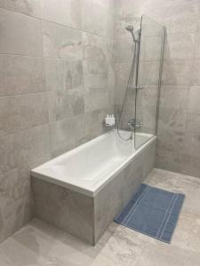 马尔萨斯卡拉Sandstone Apartment 17的带淋浴和浴缸的浴室