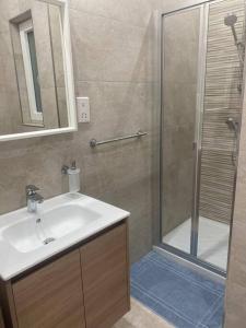 马尔萨斯卡拉Sandstone Apartment 17的一间带水槽和淋浴的浴室