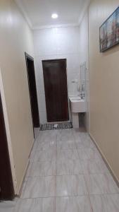 达瓦迪米شقق مساكن السمو المخدومة的一间带水槽、卫生间和镜子的浴室