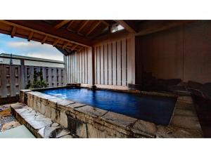 涩川市Hotel Kimura - Vacation STAY 97364v的房屋顶部的游泳池