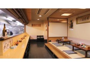 涩川市Hotel Kimura - Vacation STAY 97364v的一间设有桌子和白板的餐厅