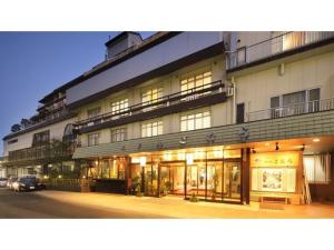 涩川市Hotel Kimura - Vacation STAY 97364v的一座大型建筑,前面有停车位