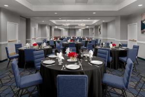 赛普里斯赛普里斯安纳海姆/奥兰治县万怡酒店的一间会议室,配有桌子和蓝色椅子