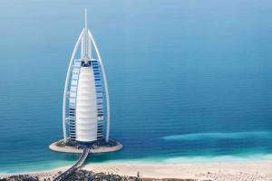 迪拜Burj Al Arab Front 2 Bedroom的阿拉伯山建筑物的空中景观