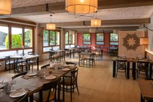 Baro方达法雷旅馆的用餐室设有桌椅和窗户。