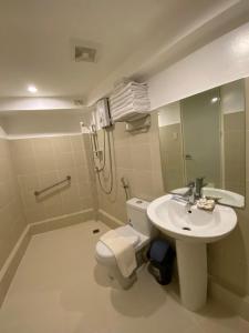 长滩岛El Puerto Boracay Shore的浴室配有卫生间、盥洗盆和淋浴。