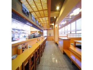 气仙沼市Sun Marine Kesennuma Hotel Kanyo - Vacation STAY 21044v的一个带木台和架子的商店过道
