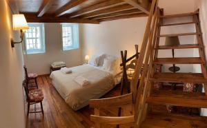 AlquerubimQuinta da Fontoura的一间卧室配有一张带梯子的大床