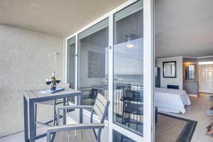 代托纳海滩Daytona Beach Retreat Beach Access!的一间带桌椅的房间和一间卧室