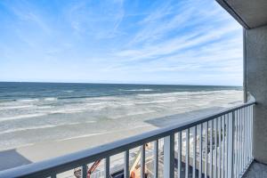 代托纳海滩Daytona Beach Retreat Beach Access!的阳台享有海滩美景。