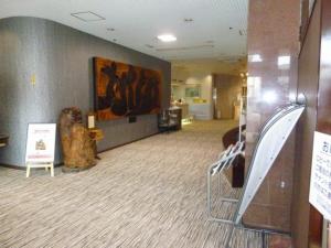 米子市Hotel Wakow - Vacation STAY 22137v的大厅,在大楼的角落处有熊雕像