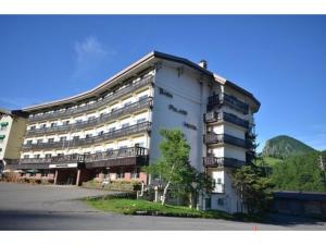 志贺高原Shiga Palace Hotel - Vacation STAY 22531v的一座带阳台的大建筑