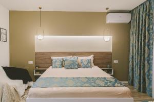 福克沙尼Cochet Studio的一间卧室配有一张带蓝色枕头的大床