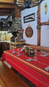 特尔戈维什特Къща под наем-нощувки的一张桌子,上面有红色桌布和炉灶