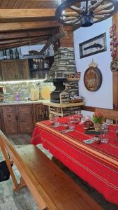 特尔戈维什特Къща под наем-нощувки的厨房配有一张带红色桌布的桌子
