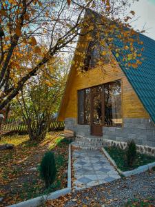 博尔若米Borjomi-sadgeri''Twins''的蓝色屋顶的小房子