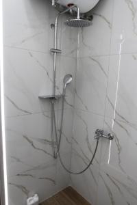 卡瓦拉kavala squareview的浴室内带软管的淋浴