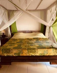 OuoranLa Villa Tila的一张带天蓬的床