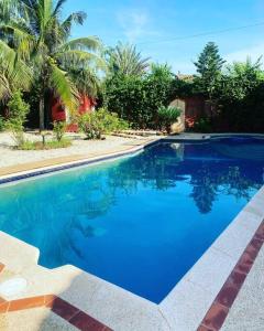 OuoranLa Villa Tila的一座大蓝色游泳池,位于房子前