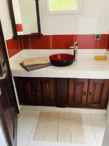 OuoranLa Villa Tila的浴室配有水槽以及红色和白色
