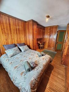 布勒伊-切尔维尼亚Cervino 1865 - Family House的一间卧室配有一张带木墙的大床