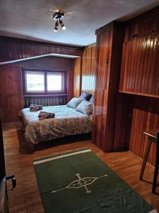 布勒伊-切尔维尼亚Cervino 1865 - Family House的一间卧室配有床和绿色地毯