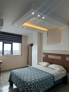 圣多明各德洛斯科罗拉多斯Hotel Torre Azul的一间卧室配有一张带蓝色毯子的大床