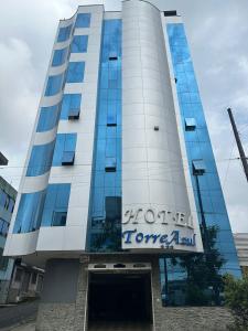 圣多明各德洛斯科罗拉多斯Hotel Torre Azul的建筑的侧面有标志