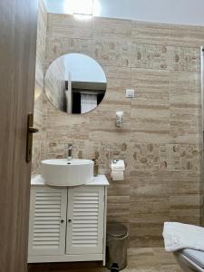 克卢日-纳波卡Homeland Center Cluj的一间带水槽和镜子的浴室