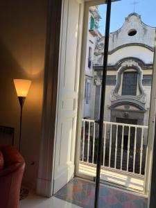那不勒斯Casa Orlanda的通往阳台的门,享有建筑的景致