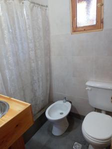 埃普延Anacrusa Hostel的一间带卫生间和水槽的浴室