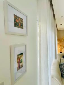 法马古斯塔Nicocreon Guest House的客厅墙上有两张照片