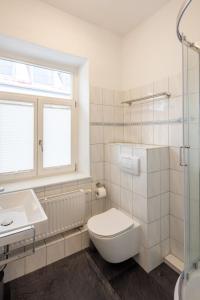 梅明根Hotel Schwanen的白色的浴室设有卫生间和水槽。
