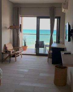 KokrobiteSerenity Terraces Beach, Hotel - Kokrobite的海景客厅